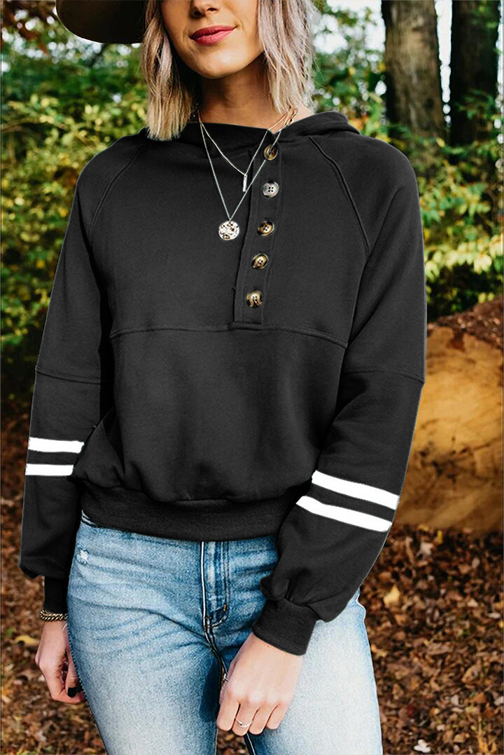Sudadera con capucha y detalle de botones en la parte delantera 