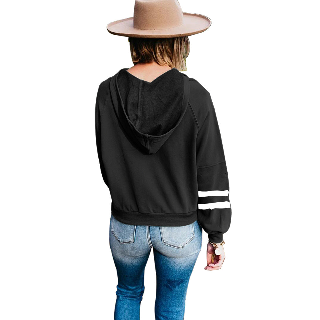 Sudadera con capucha y detalle de botones en la parte delantera 