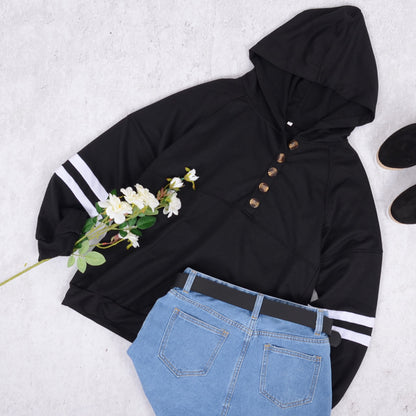 Sudadera con capucha y detalle de botones en la parte delantera 