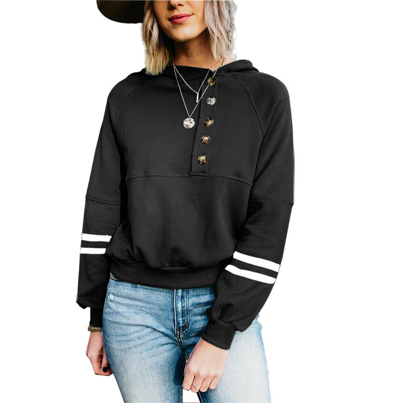 Sudadera con capucha y detalle de botones en la parte delantera 