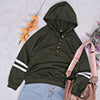 Sudadera con capucha y detalle de botones en la parte delantera 