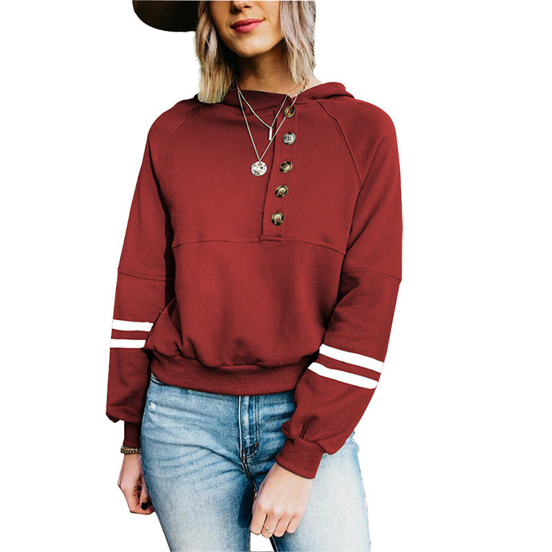 Sudadera con capucha y detalle de botones en la parte delantera 