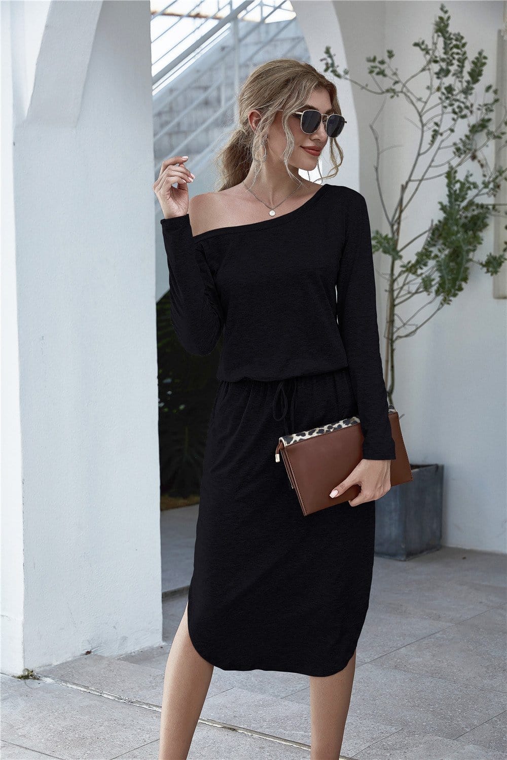 Vestido con escote redondo y hombros descubiertos