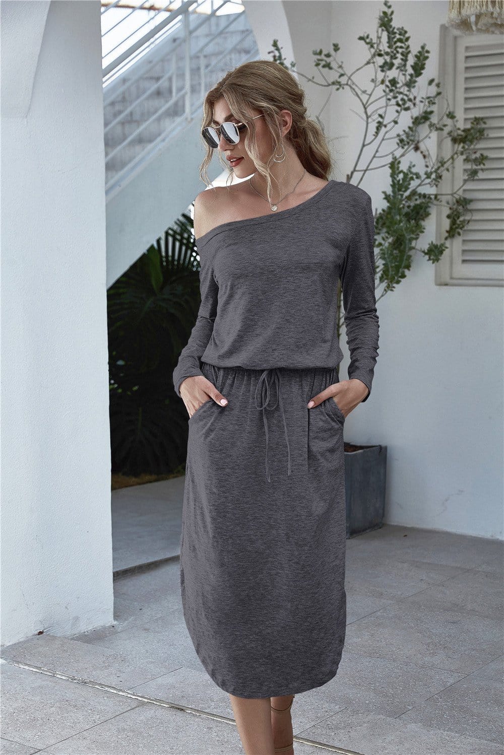 Vestido con escote redondo y hombros descubiertos