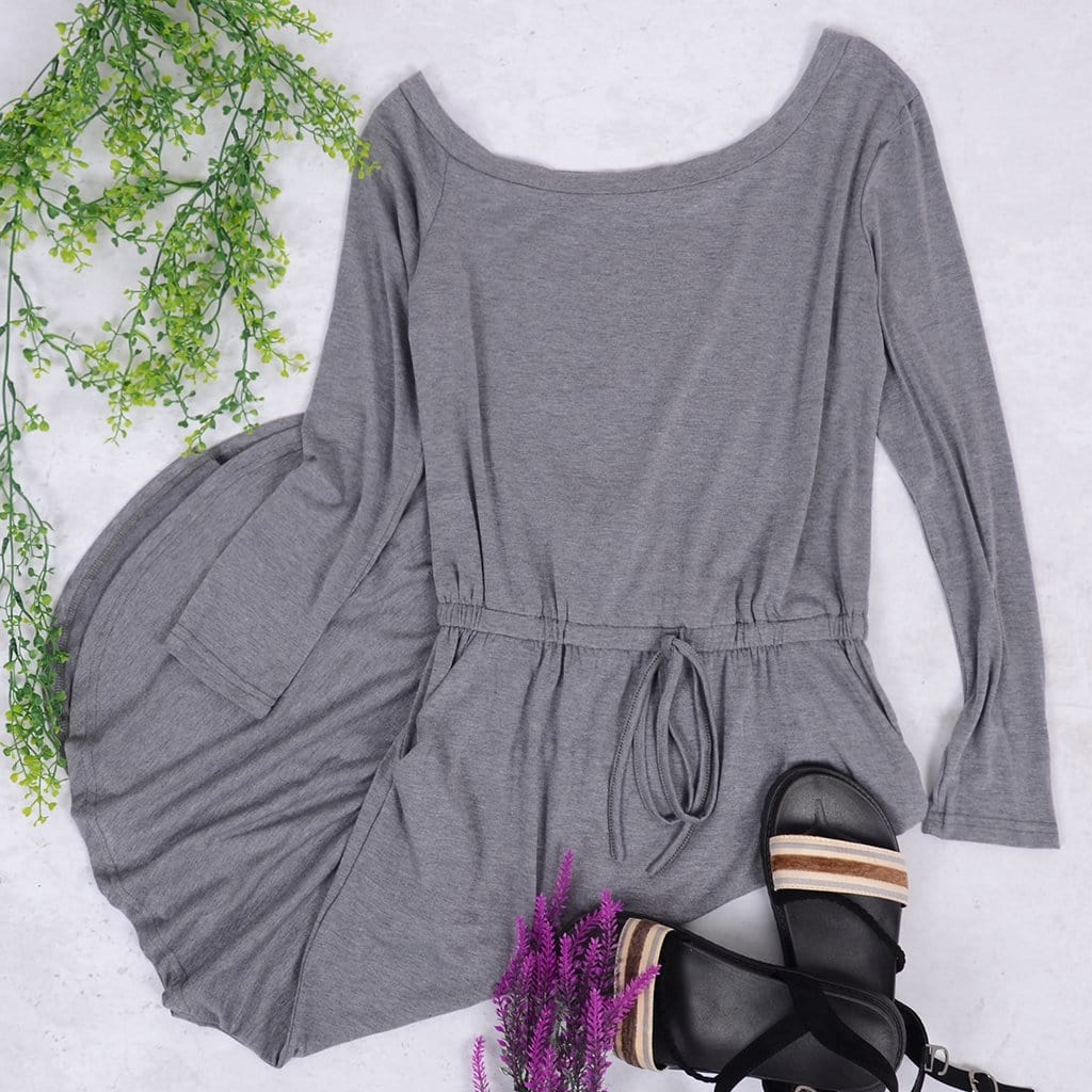 Vestido con escote redondo y hombros descubiertos