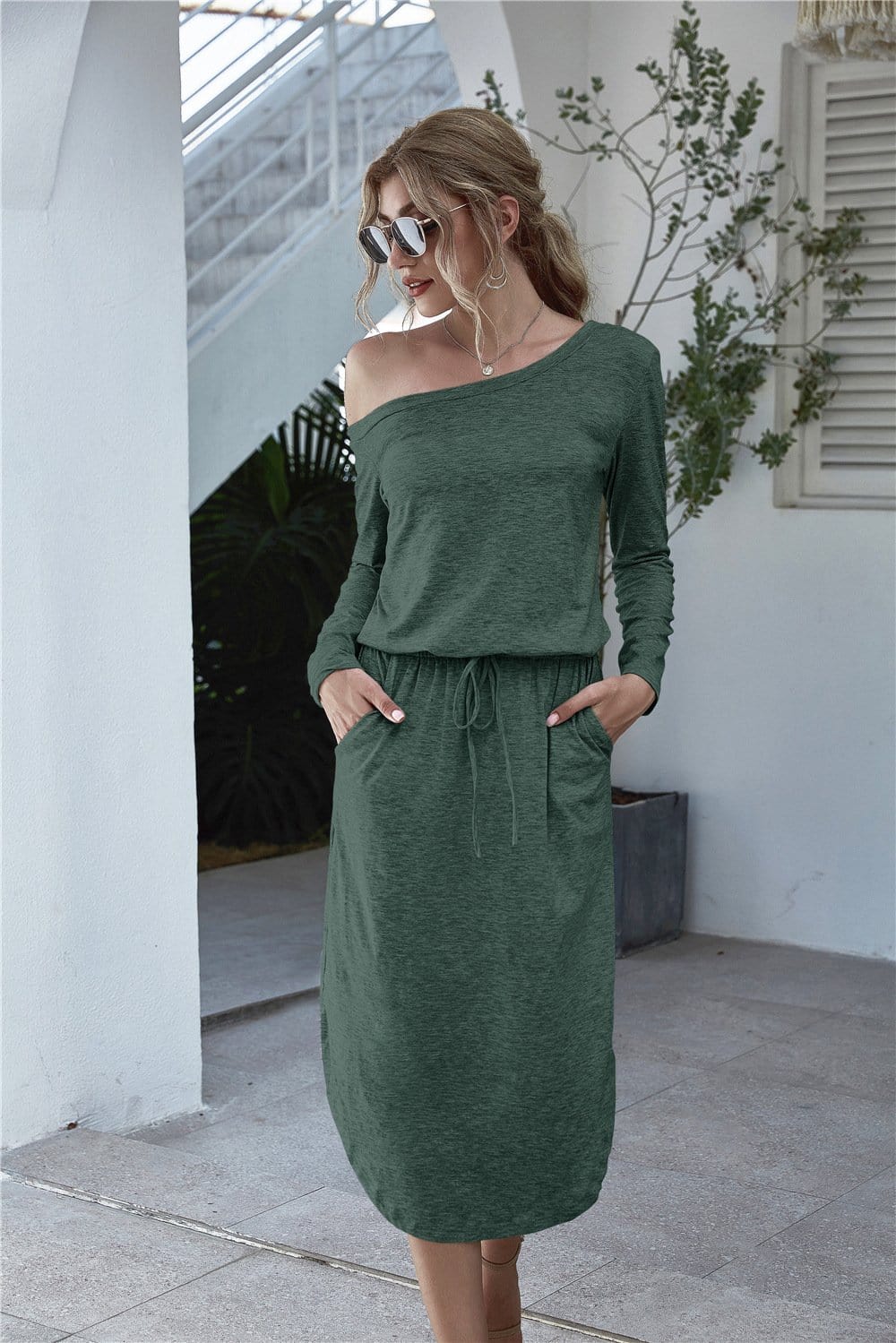 Vestido con escote redondo y hombros descubiertos