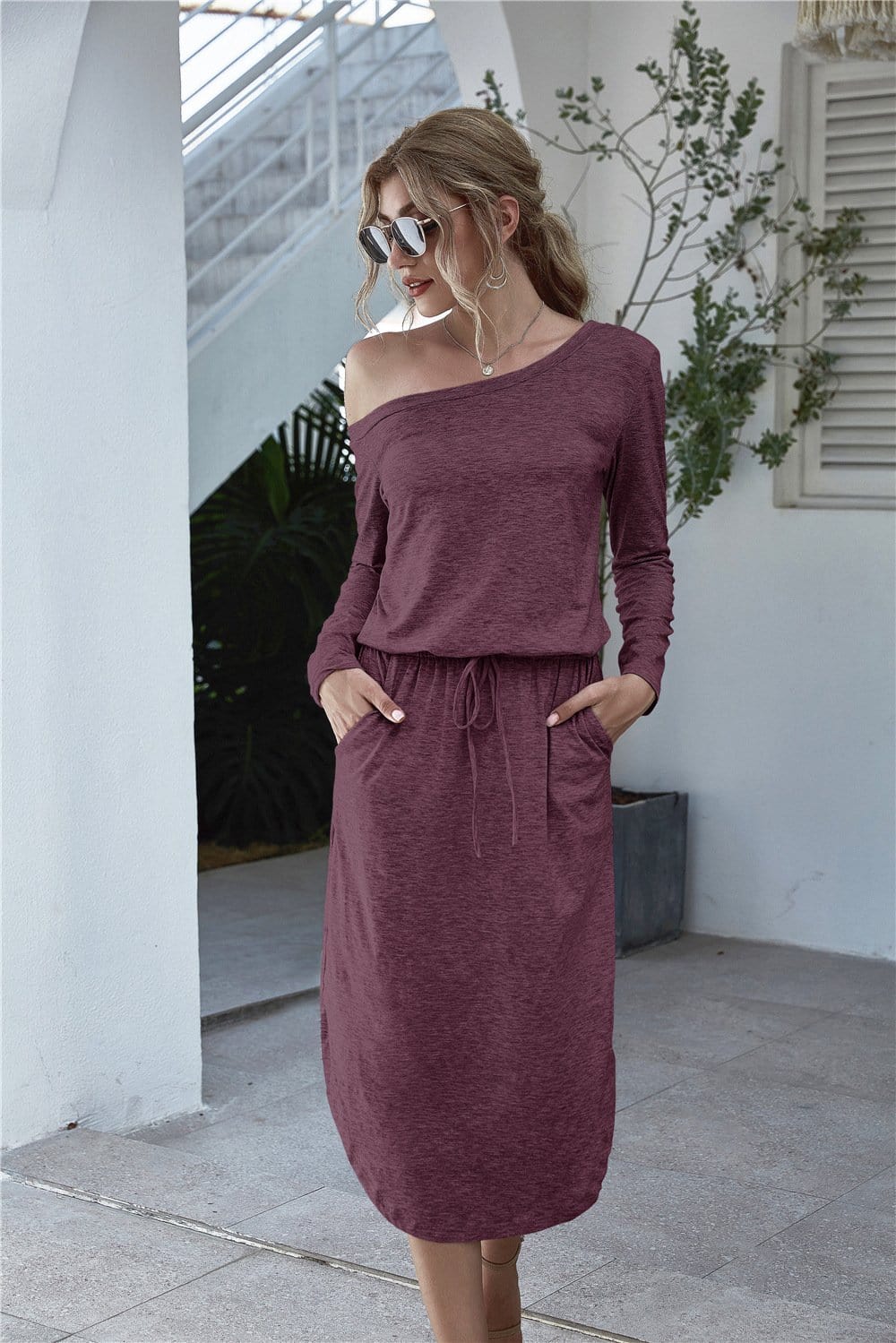 Vestido con escote redondo y hombros descubiertos