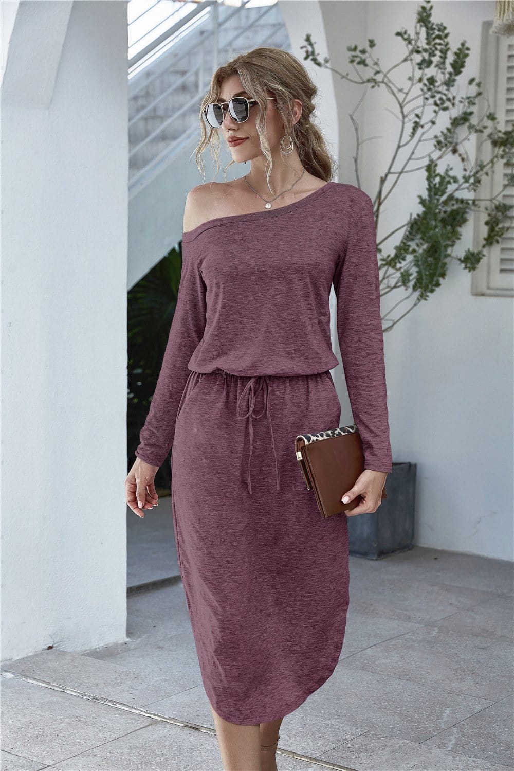 Vestido con escote redondo y hombros descubiertos