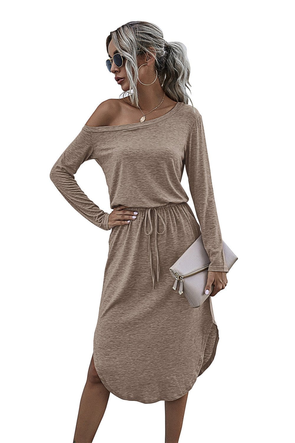 Vestido con escote redondo y hombros descubiertos
