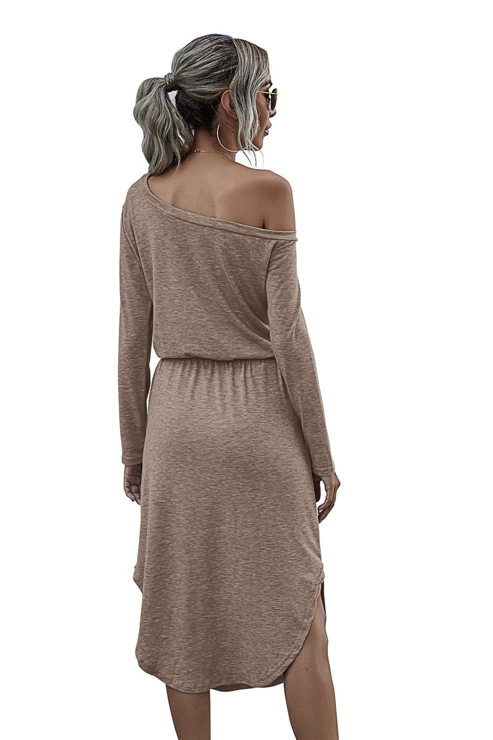 Vestido con escote redondo y hombros descubiertos