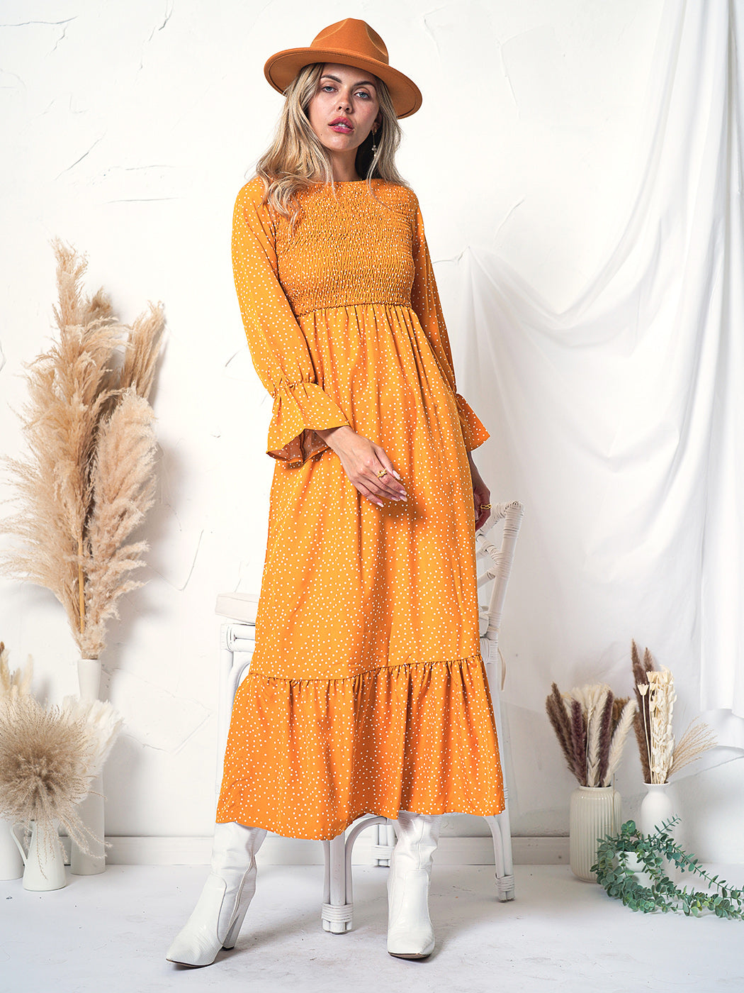 Vestido floral con lunares y frunces en el pecho 