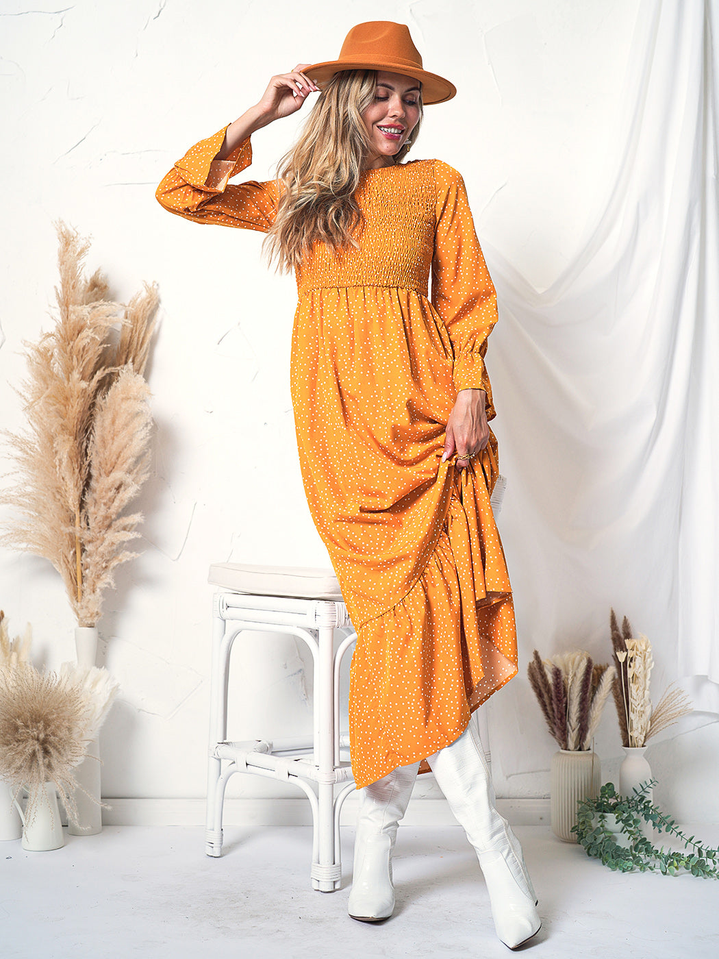 Vestido floral con lunares y frunces en el pecho 