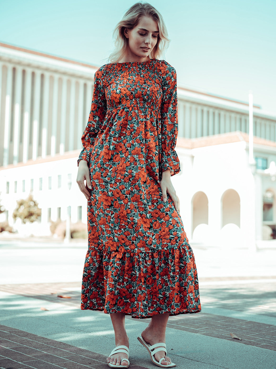 Vestido floral con lunares y frunces en el pecho 