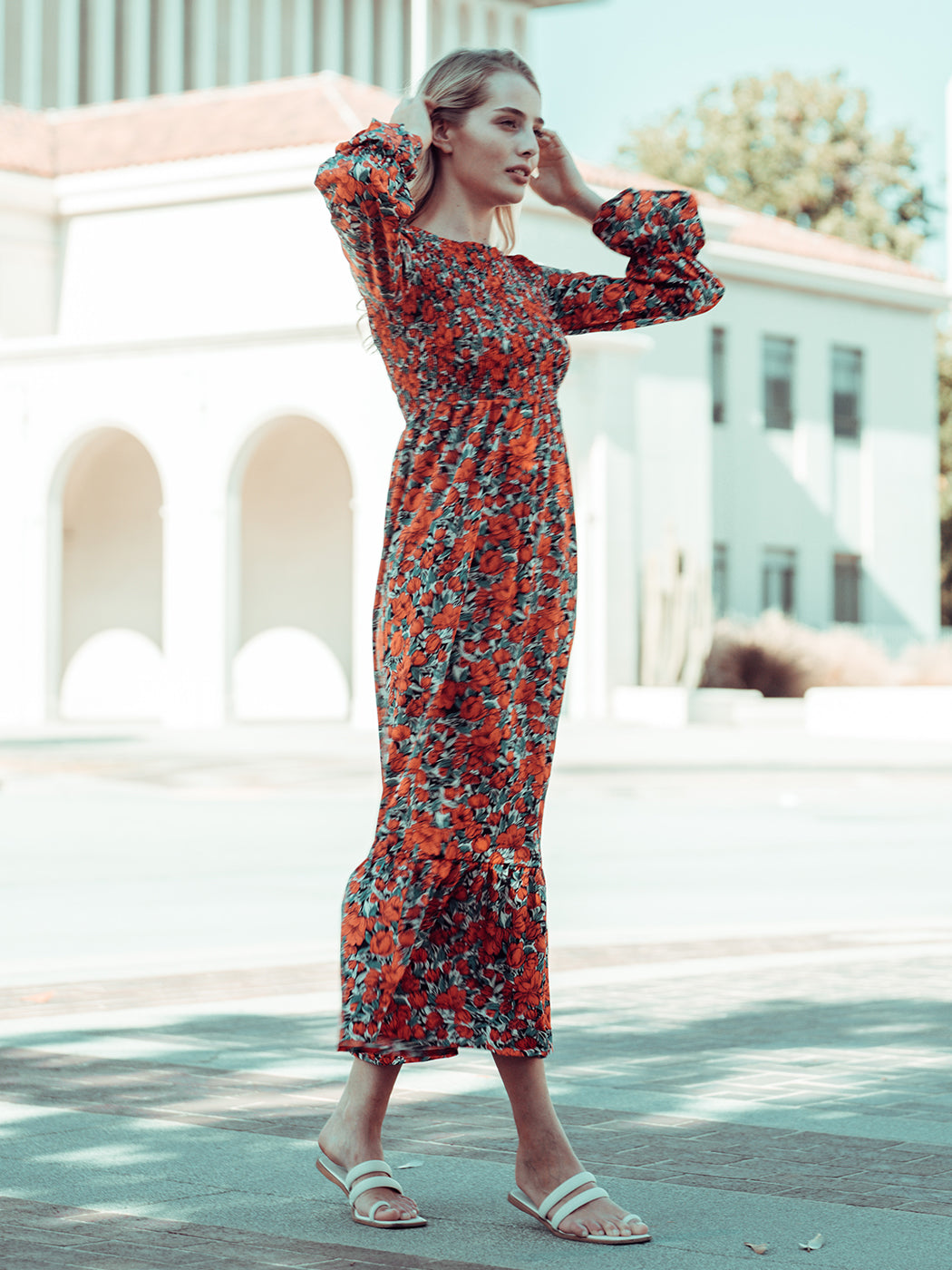Vestido floral con lunares y frunces en el pecho 