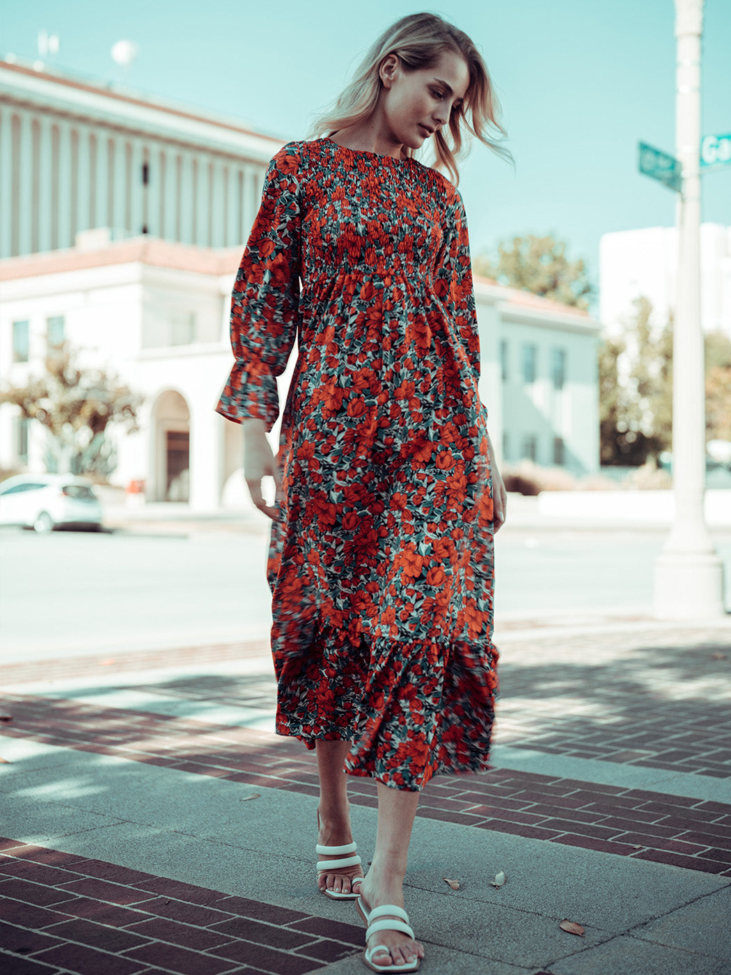 Vestido floral con lunares y frunces en el pecho 
