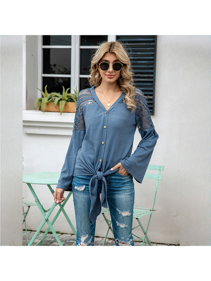 Blusa con detalle de encaje y mangas acampanadas
