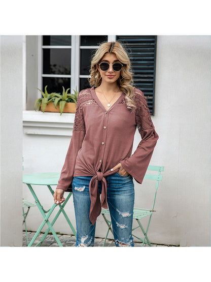 Blusa con detalle de encaje y mangas acampanadas