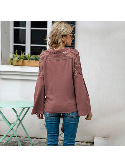 Blusa con detalle de encaje y mangas acampanadas