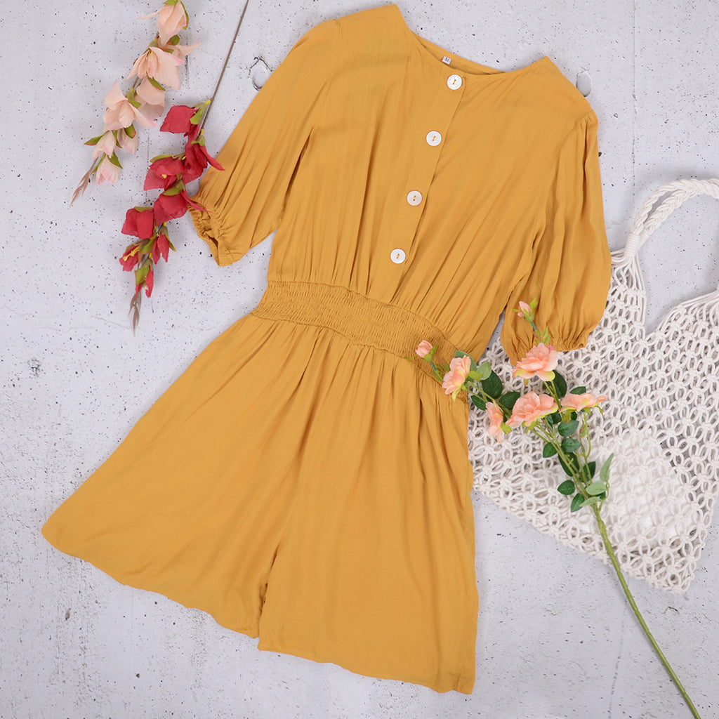 Mono de estar por casa con botones y estampado de primavera