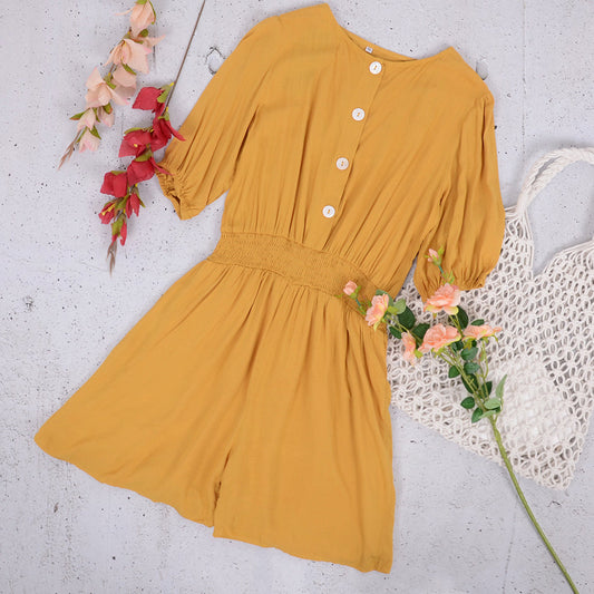 Mono de estar por casa con botones y estampado de primavera
