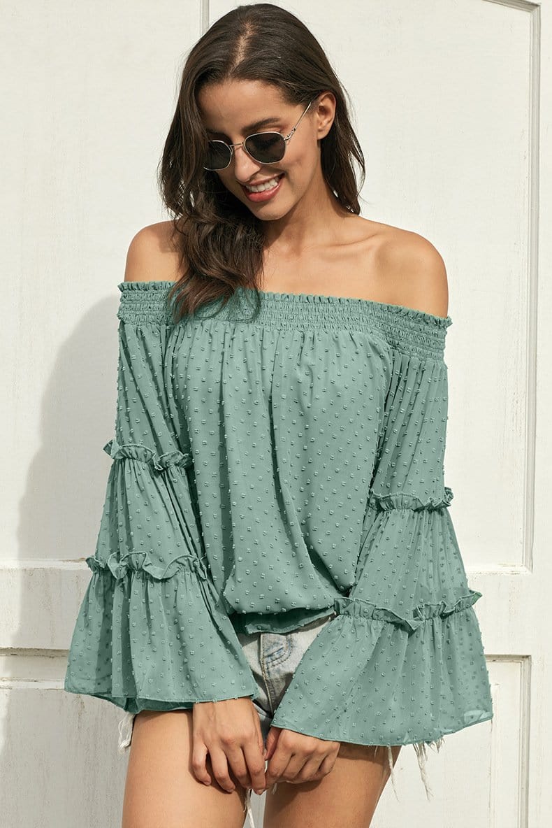 Blusa con volantes y hombros descubiertos
