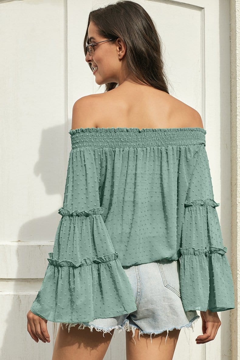 Blusa con volantes y hombros descubiertos