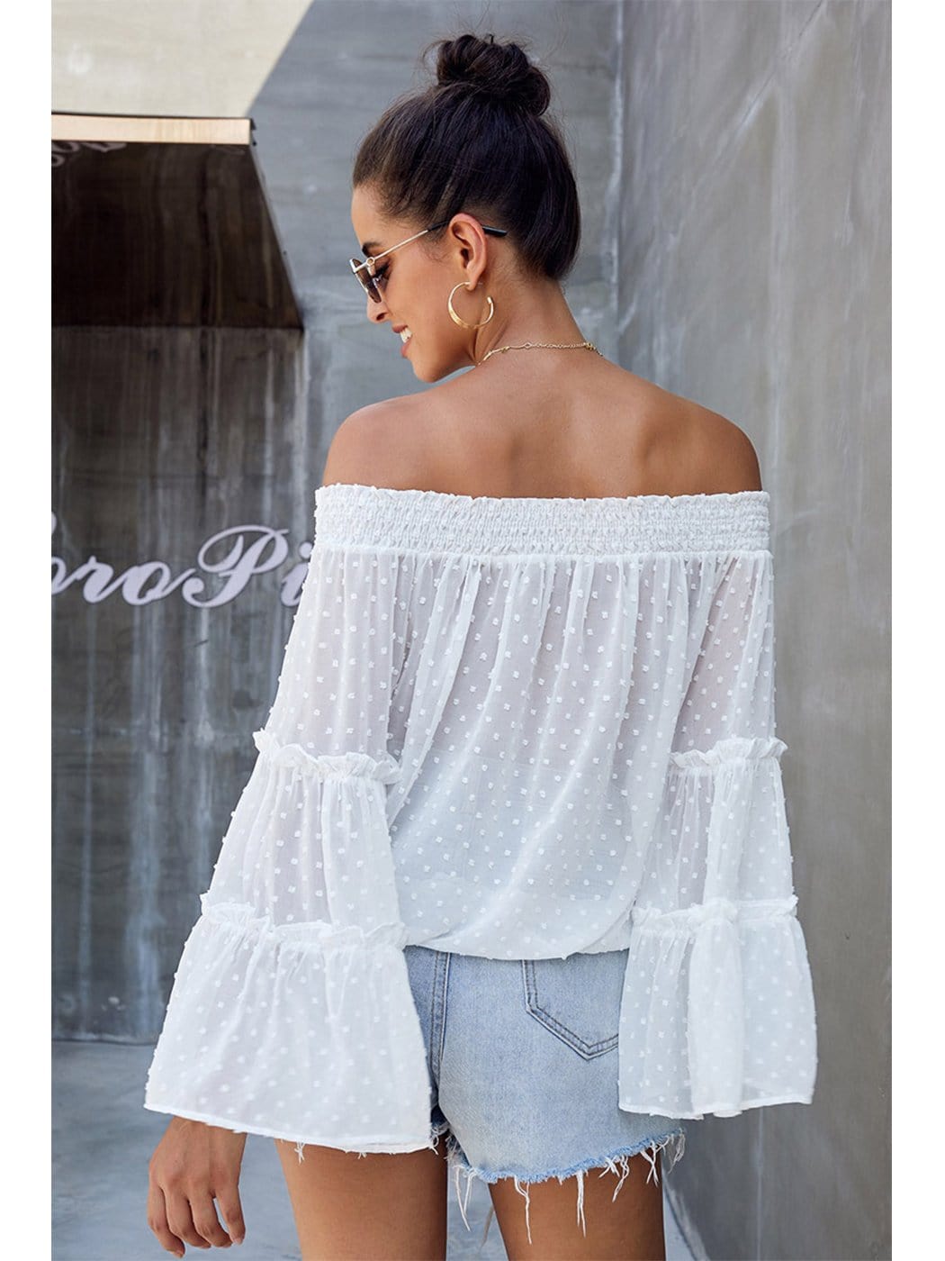 Blusa con volantes y hombros descubiertos