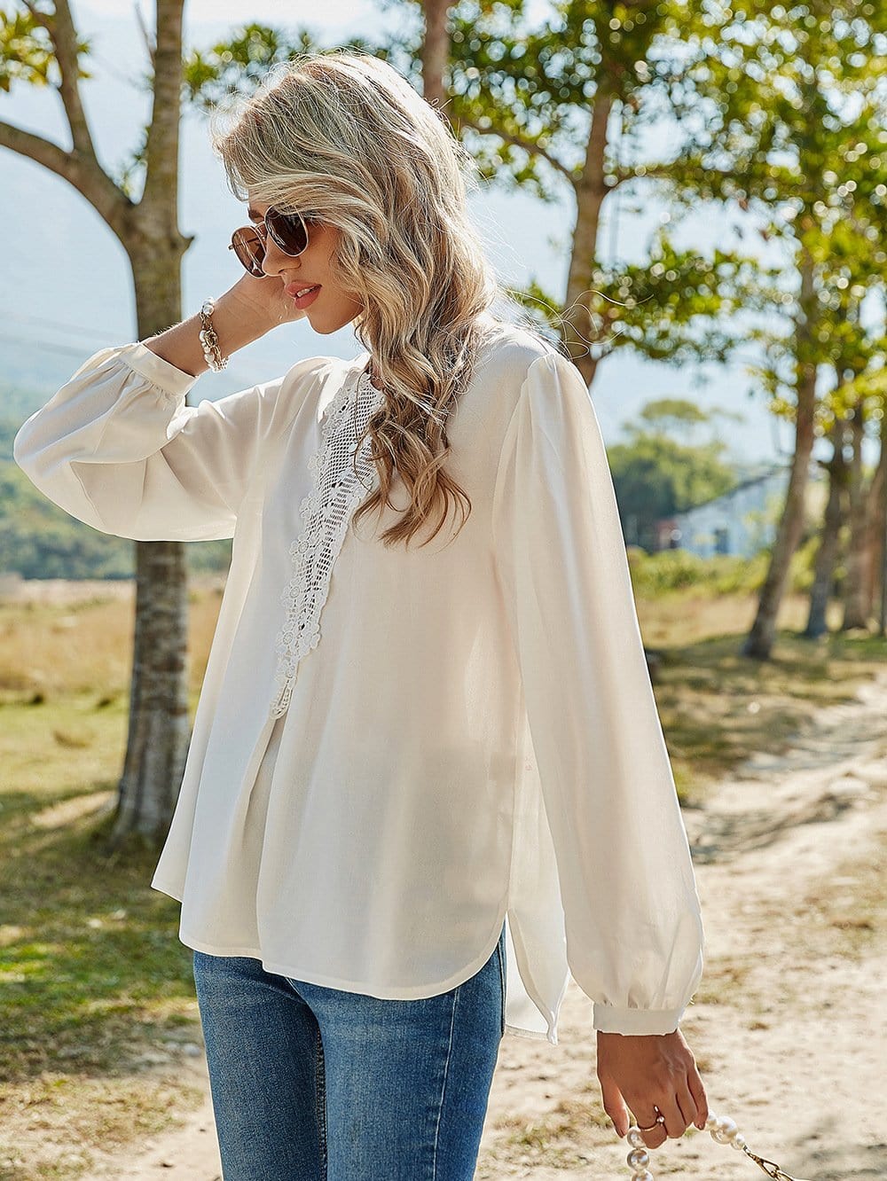 Blusa con escote en V y encaje