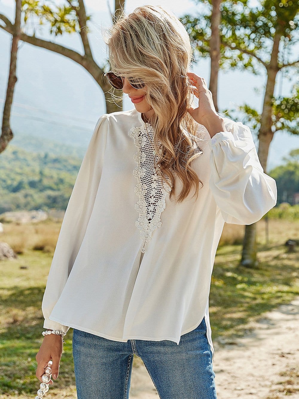 Blusa con escote en V y encaje