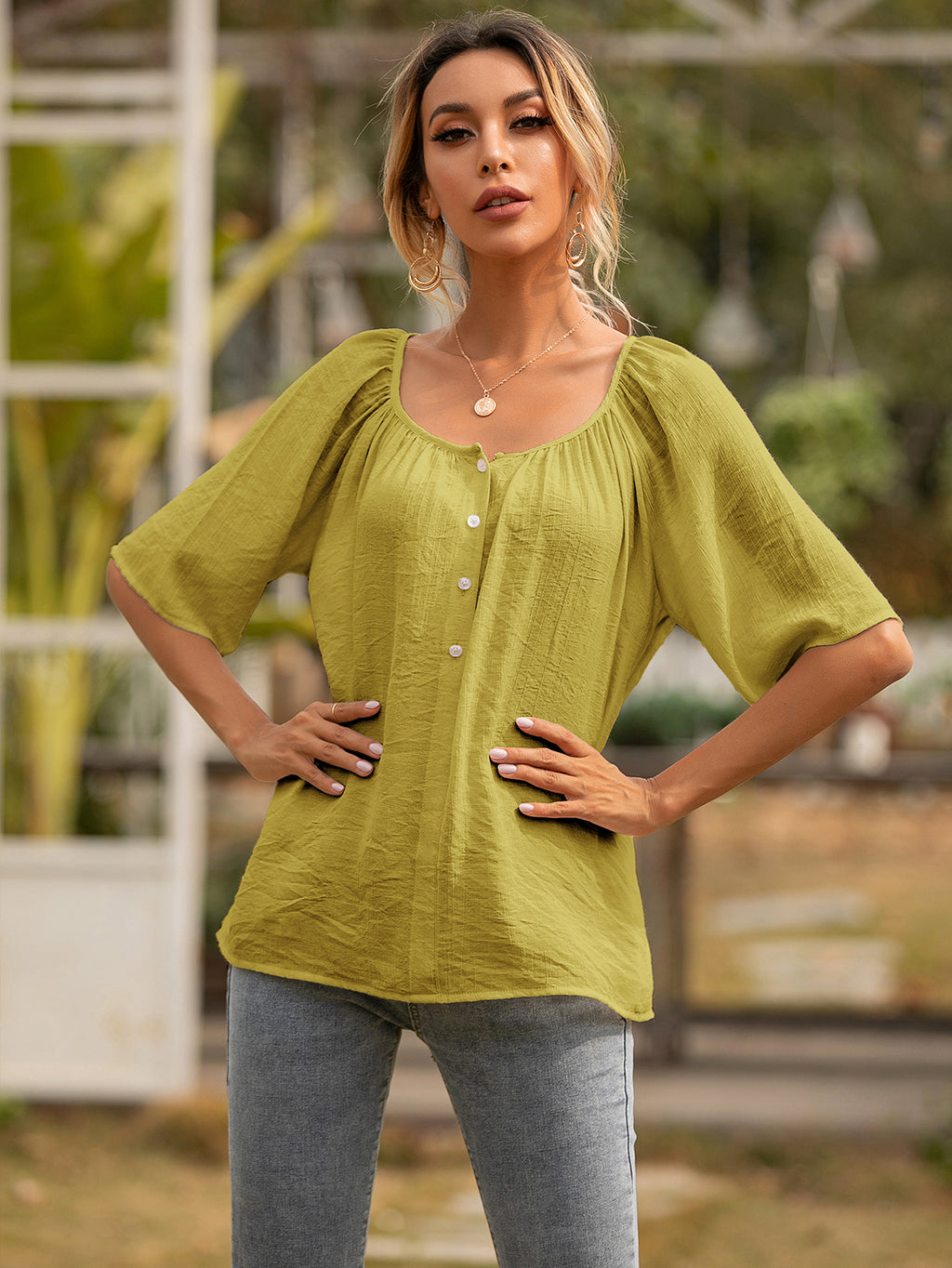 Blusa de verano con botones fruncidos