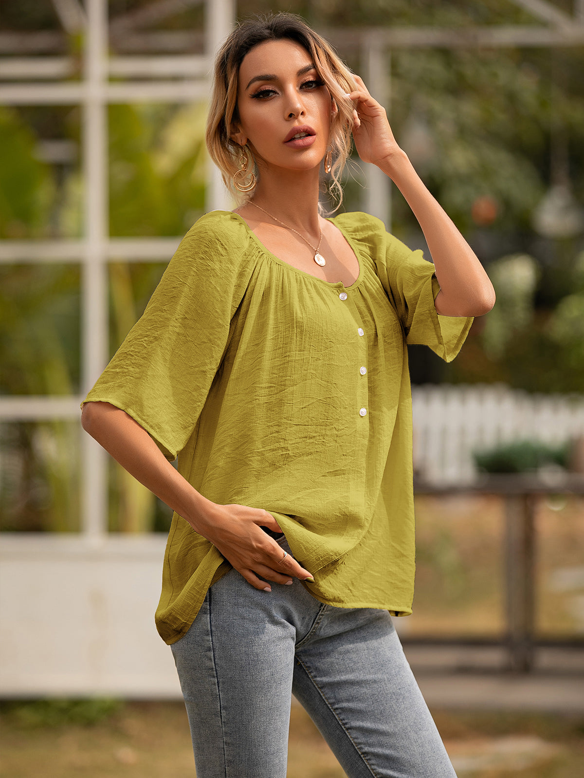 Blusa de verano con botones fruncidos
