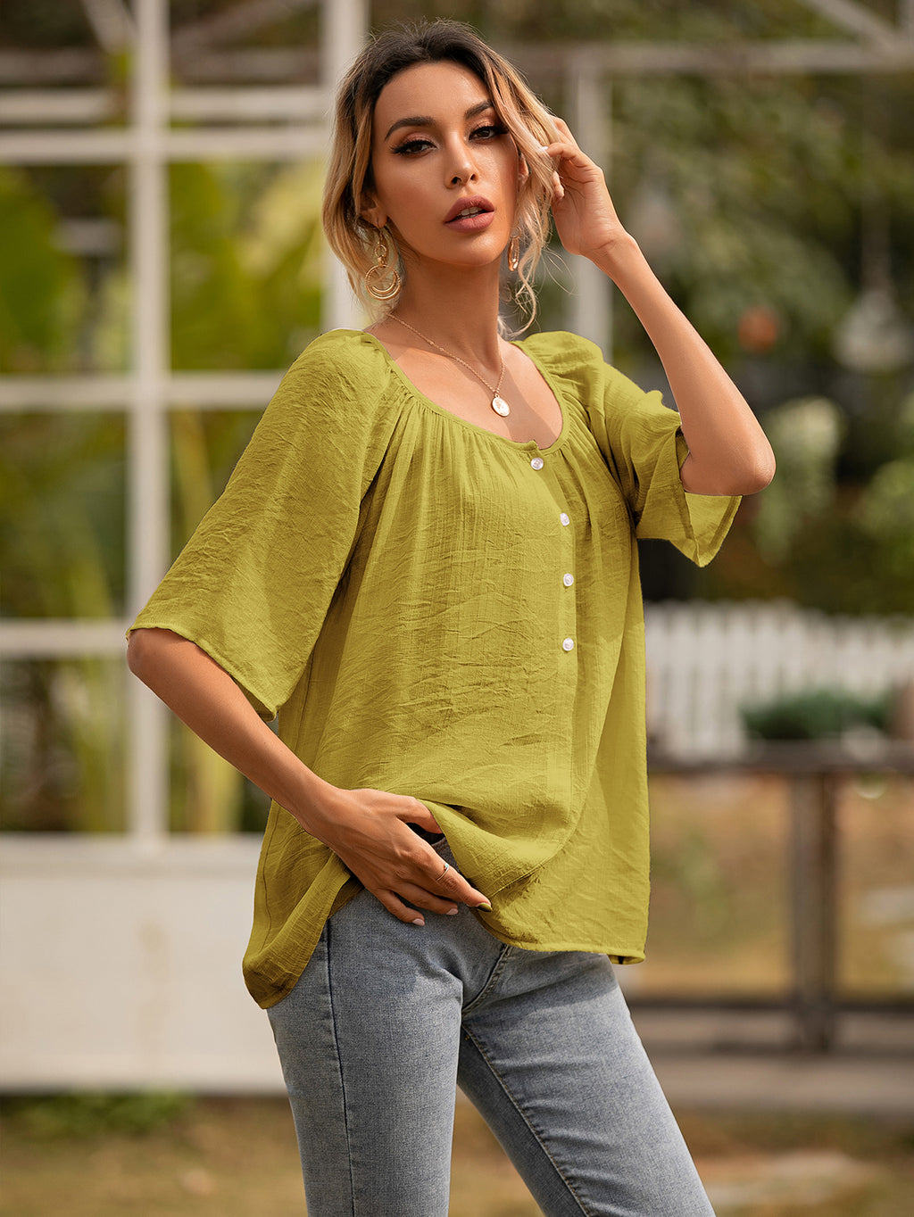 Blusa de verano con botones fruncidos