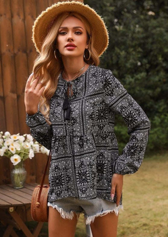 Blusa con estampado geométrico y cuello anudado