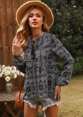 Blusa con estampado geométrico y cuello anudado