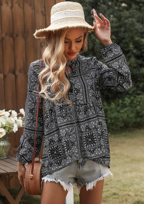 Blusa con estampado geométrico y cuello anudado