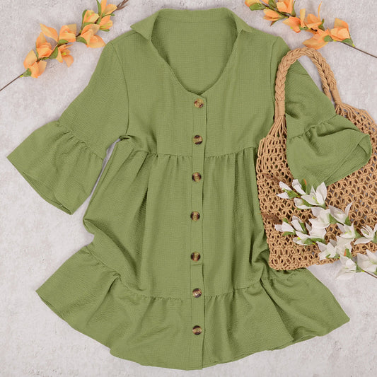 Vestido corto con volantes y botones 