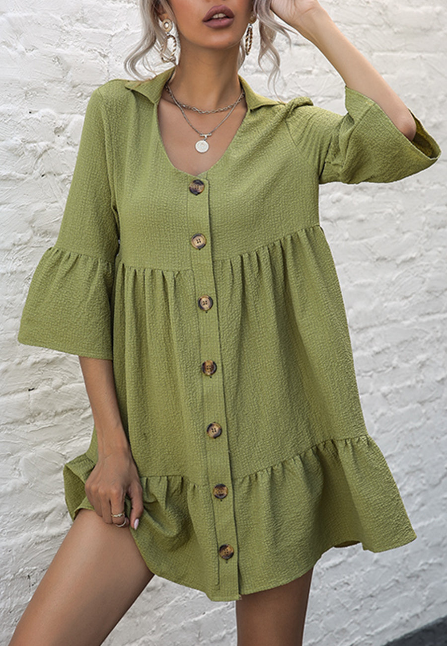 Vestido corto con volantes y botones 
