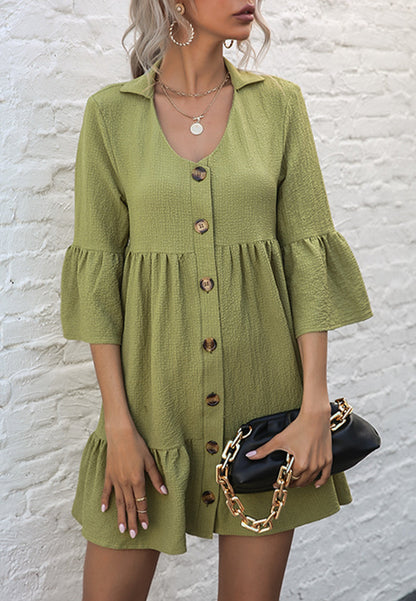 Vestido corto con volantes y botones 