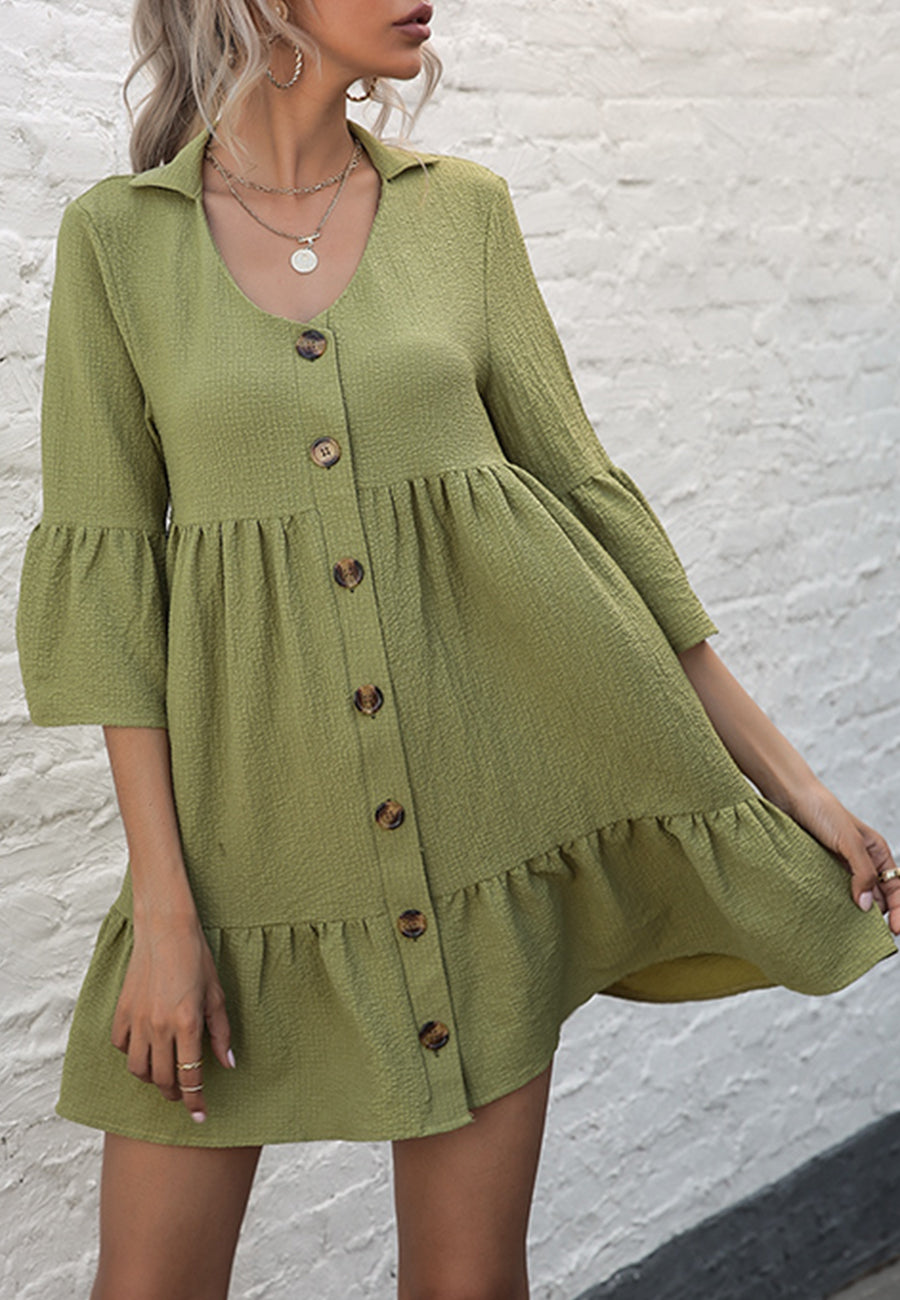 Vestido corto con volantes y botones 
