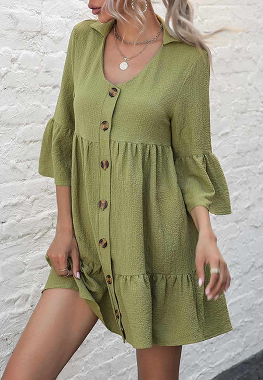 Vestido corto con volantes y botones 