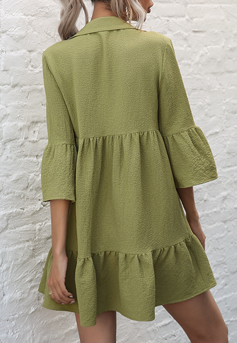 Vestido corto con volantes y botones 