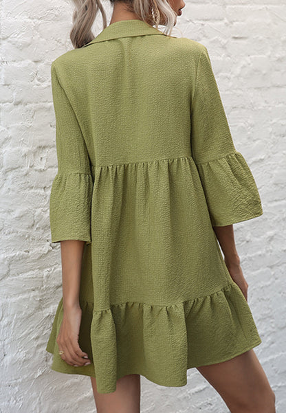 Vestido corto con volantes y botones 