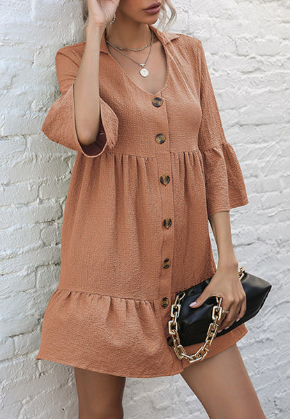 Vestido corto con volantes y botones 