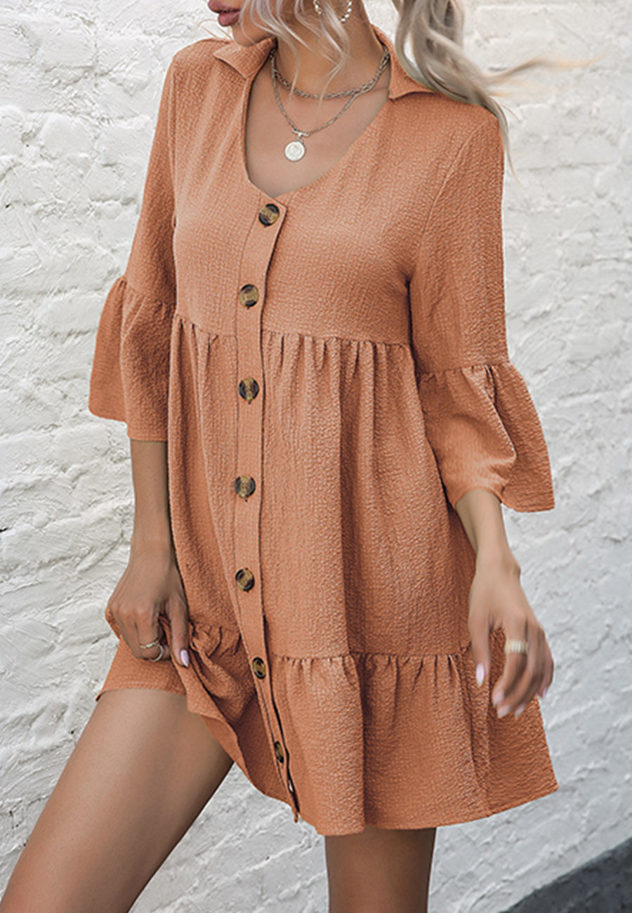 Vestido corto con volantes y botones 