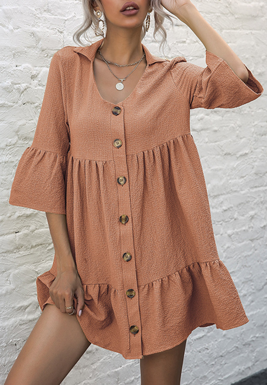 Vestido corto con volantes y botones 