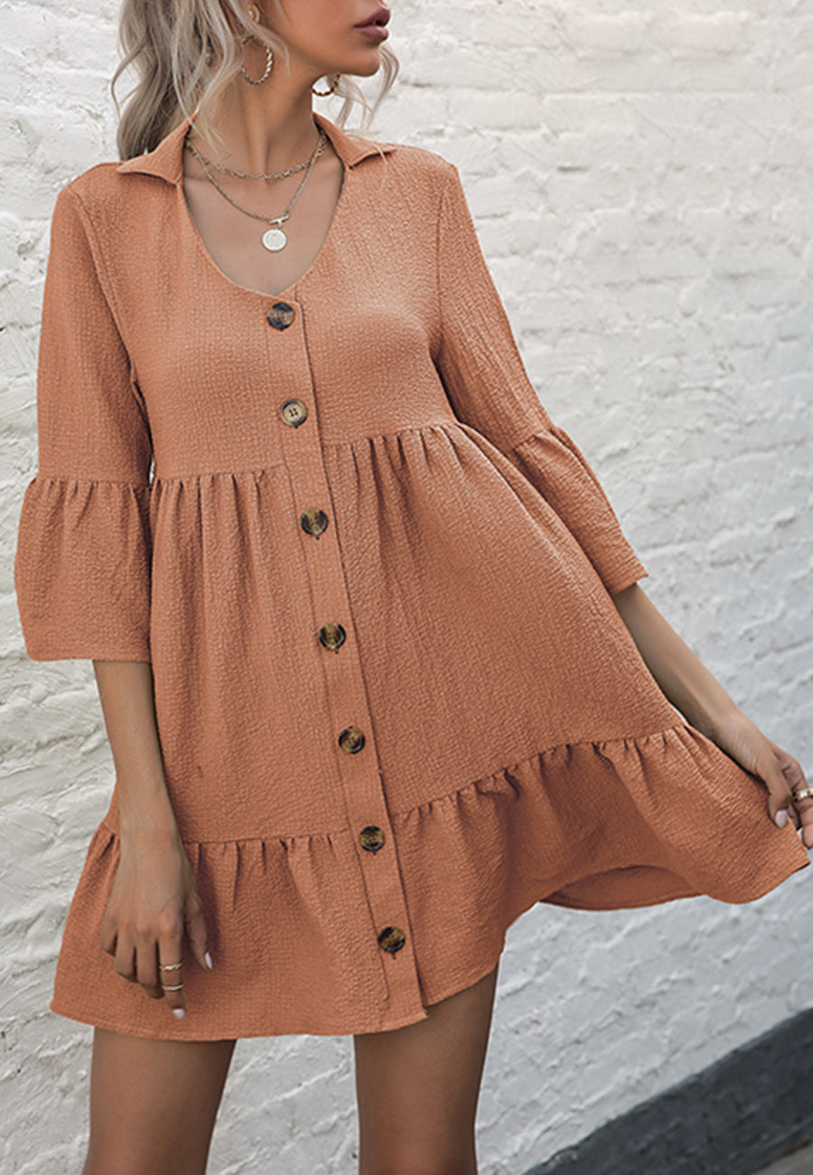 Vestido corto con volantes y botones 
