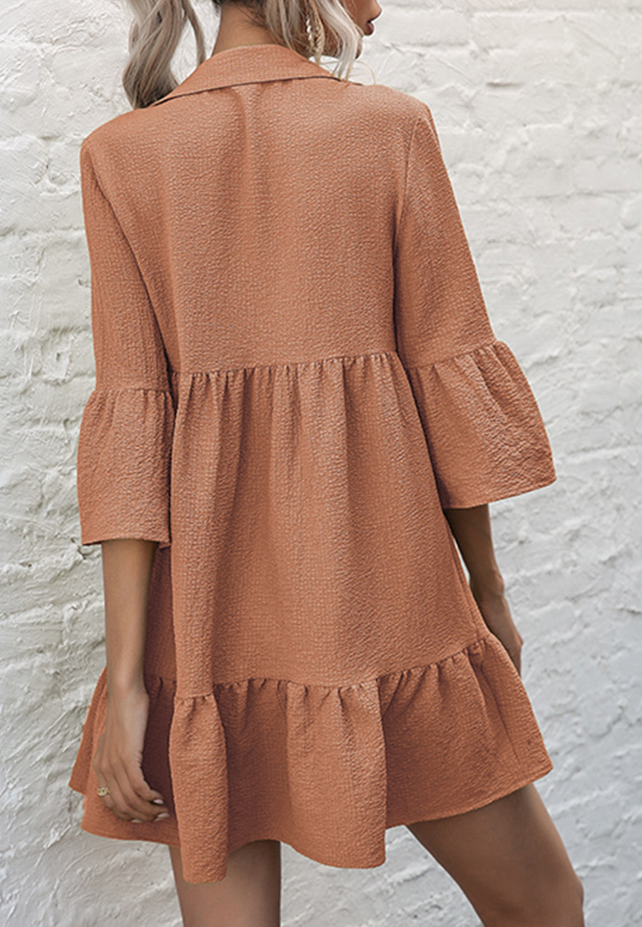 Vestido corto con volantes y botones 