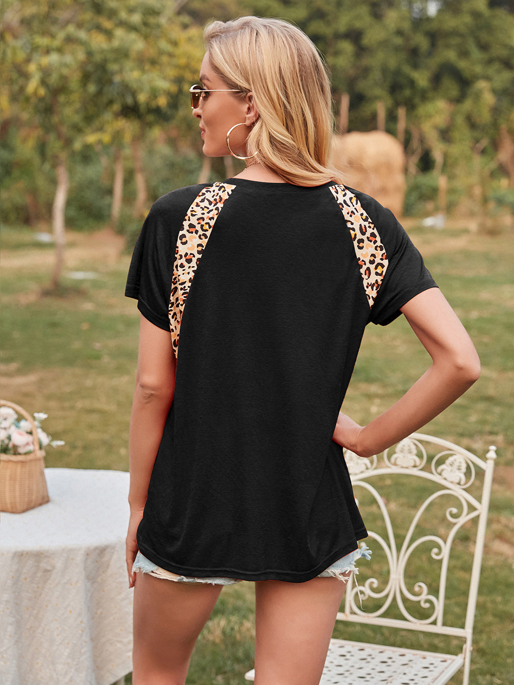 Camiseta de lujo con estampado de leopardo en contraste