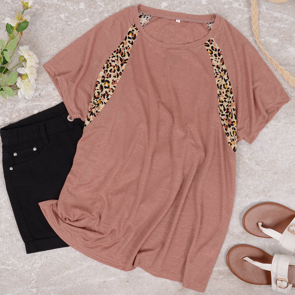 Camiseta de lujo con estampado de leopardo en contraste