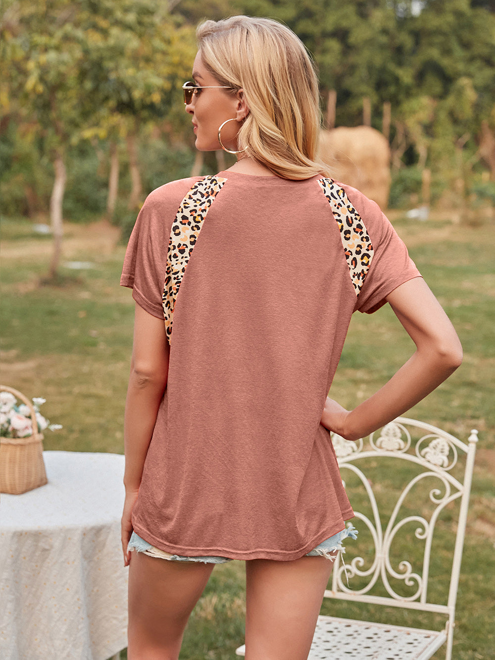 Camiseta de lujo con estampado de leopardo en contraste